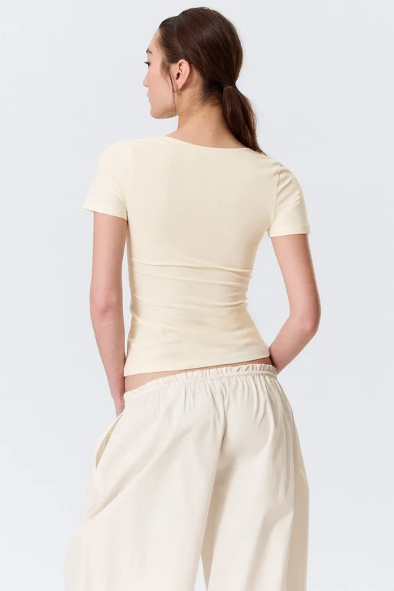 Camiseta ajustada con cuello en V profundo – Crema Camiseta ajustada con cuello en V profundo – Crema