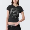 Camiseta ajustada con cuello en V y estampado – Negro – Estampado de ciencia ficción Camiseta ajustada con cuello en V y estampado – Negro – Estampado de ciencia ficción