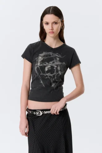 Camiseta ajustada con cuello en V y estampado – Negro – Estampado de ciencia ficción