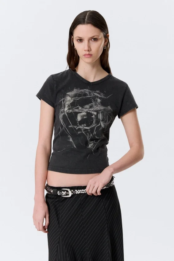 Camiseta ajustada con cuello en V y estampado – Negro – Estampado de ciencia ficción Camiseta ajustada con cuello en V y estampado – Negro – Estampado de ciencia ficción
