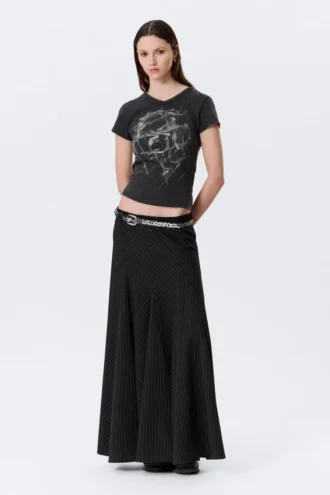 Camiseta ajustada con cuello en V y estampado – Negro – Estampado de ciencia ficción