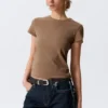 Camiseta ajustada de algodón de manga corta – Beige oscuro lavado Camiseta ajustada de algodón de manga corta – Beige oscuro lavado