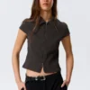 Camiseta ajustada de manga corta con cremallera – Gris oscuro