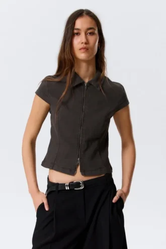 Camiseta ajustada de manga corta con cremallera – Gris oscuro