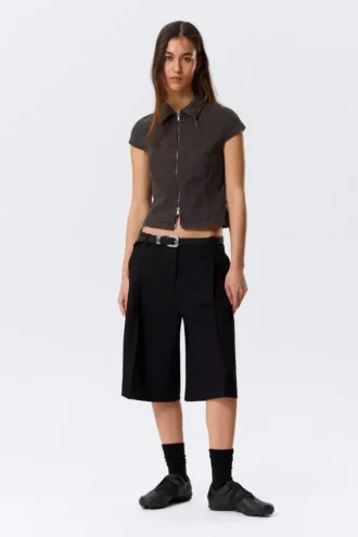 Camiseta ajustada de manga corta con cremallera – Gris oscuro