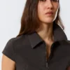 Camiseta ajustada de manga corta con cremallera – Gris oscuro