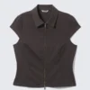 Camiseta ajustada de manga corta con cremallera – Gris oscuro