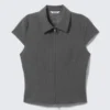 Camiseta ajustada de manga corta con cremallera – Rayas grises