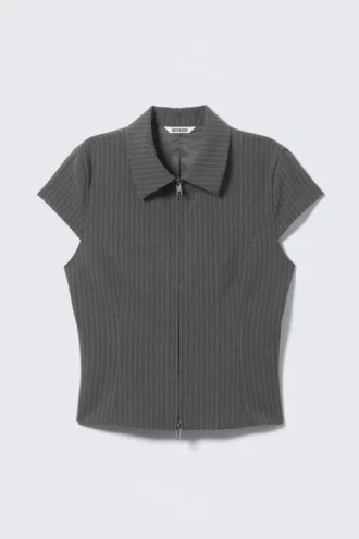 Camiseta ajustada de manga corta con cremallera – Rayas grises