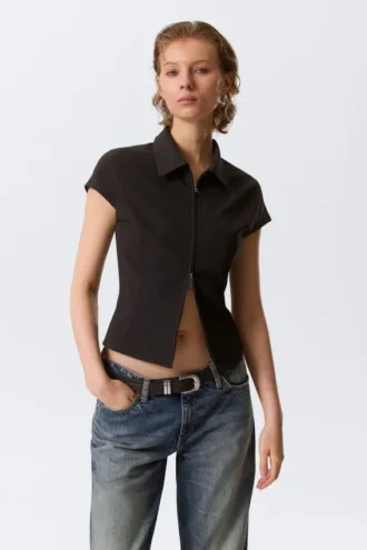 Camiseta ajustada de manga corta con cremallera – Rayas negras