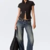 Camiseta ajustada de manga corta con cremallera – Rayas negras