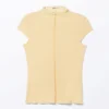 Camiseta ajustada de manga corta y cuello alto – Amarillo claro