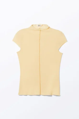 Camiseta ajustada de manga corta y cuello alto – Amarillo claro