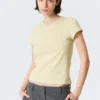 Camiseta ajustada de manga corta y cuello en V – Beige claro