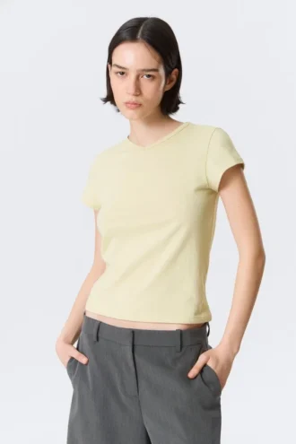 Camiseta ajustada de manga corta y cuello en V – Beige claro