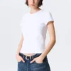 Camiseta ajustada de manga corta y cuello en V – Blanca