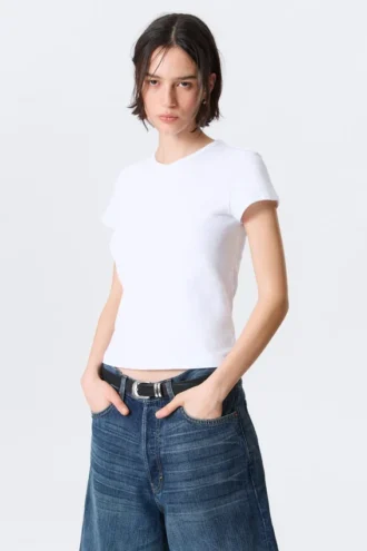 Camiseta ajustada de manga corta y cuello en V – Blanca