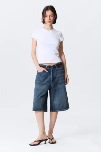 Camiseta ajustada de manga corta y cuello en V – Blanca