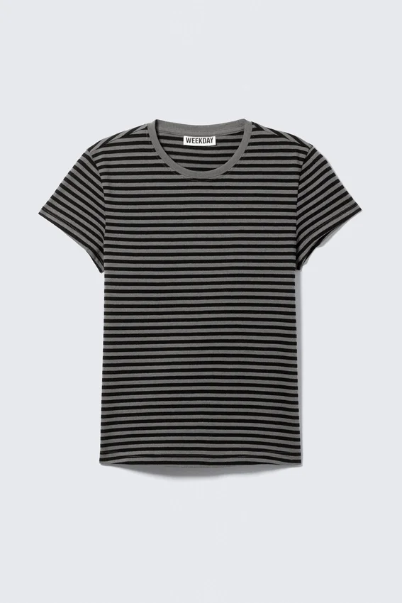 Camiseta Carla de corte entallado – Gris polvoriento Camiseta Carla de corte entallado – Gris polvoriento