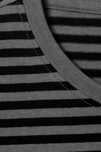 Camiseta Carla de corte entallado – Gris polvoriento