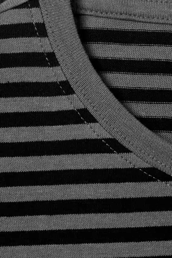 Camiseta Carla de corte entallado – Gris polvoriento Camiseta Carla de corte entallado – Gris polvoriento