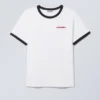 Camiseta con cuello de canalé y estampados Buck – Blanco – Logotipo Destination Camiseta con cuello de canalé y estampados Buck – Blanco – Logotipo Destination