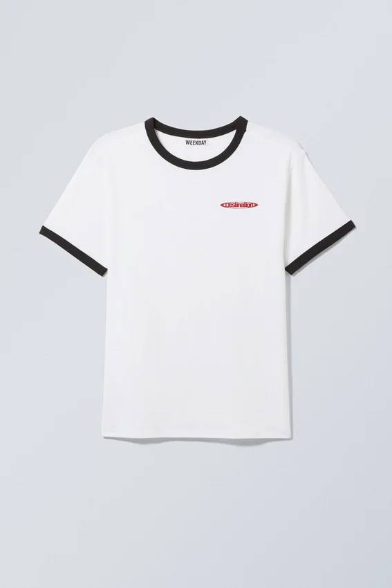 Camiseta con cuello de canalé y estampados Buck – Blanco – Logotipo Destination Camiseta con cuello de canalé y estampados Buck – Blanco – Logotipo Destination