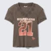 Camiseta con cuello en V y estampados – Marrón lavado – Boundless Magic Camiseta con cuello en V y estampados – Marrón lavado – Boundless Magic