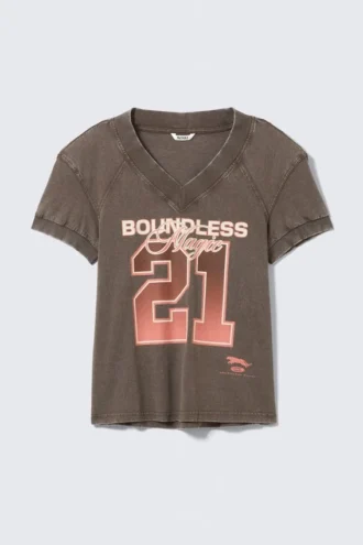 Camiseta con cuello en V y estampados – Marrón lavado – Boundless Magic