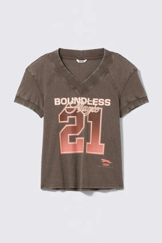 Camiseta con cuello en V y estampados – Marrón lavado – Boundless Magic Camiseta con cuello en V y estampados – Marrón lavado – Boundless Magic