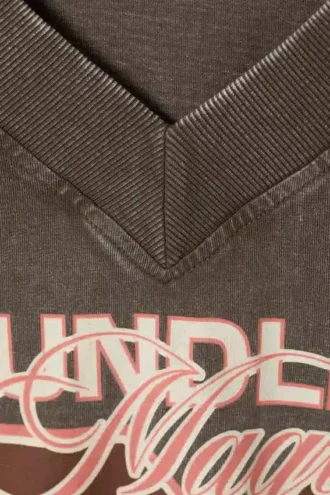 Camiseta con cuello en V y estampados – Marrón lavado – Boundless Magic