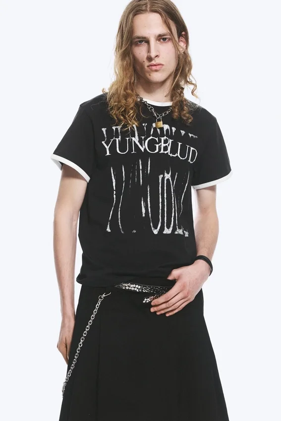 Camiseta con cuello redondo y estampado de Yungblud – Negro mate Camiseta con cuello redondo y estampado de Yungblud – Negro mate