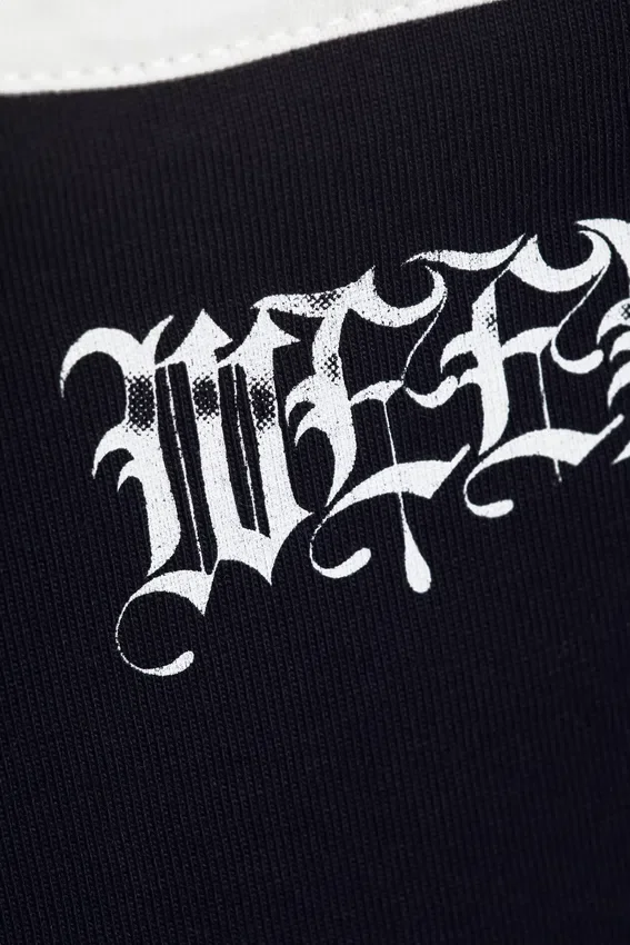 Camiseta con cuello redondo y estampado de Yungblud – Negro mate Camiseta con cuello redondo y estampado de Yungblud – Negro mate