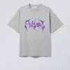 Camiseta con estampados de corte recto – Estampado gris y morado Camiseta con estampados de corte recto – Estampado gris y morado