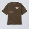 Camiseta con estampados de corte recto – Marrón oscuro – Logotipos deportivos Camiseta con estampados de corte recto – Marrón oscuro – Logotipos deportivos