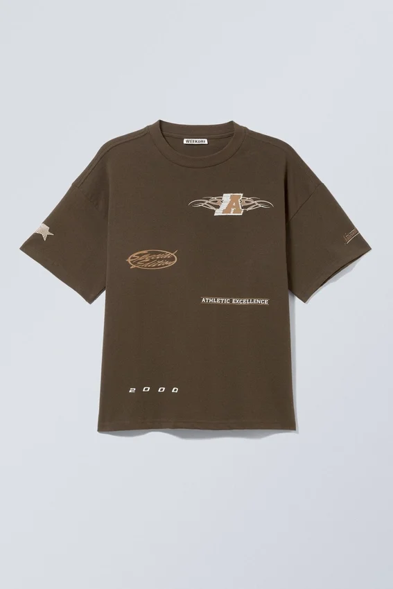 Camiseta con estampados de corte recto – Marrón oscuro – Logotipos deportivos Camiseta con estampados de corte recto – Marrón oscuro – Logotipos deportivos