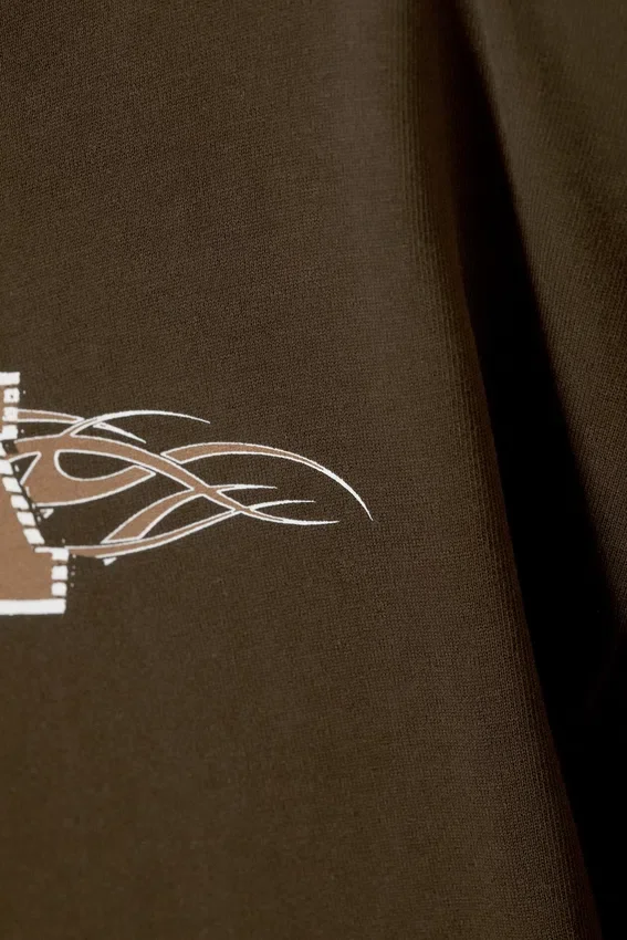 Camiseta con estampados de corte recto – Marrón oscuro – Logotipos deportivos Camiseta con estampados de corte recto – Marrón oscuro – Logotipos deportivos