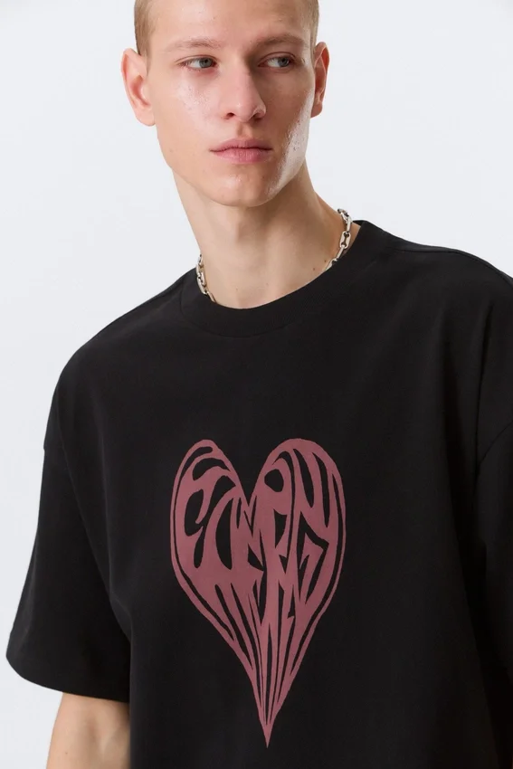 Camiseta con estampados de corte recto – Negro – Heart of Energy Camiseta con estampados de corte recto – Negro – Heart of Energy