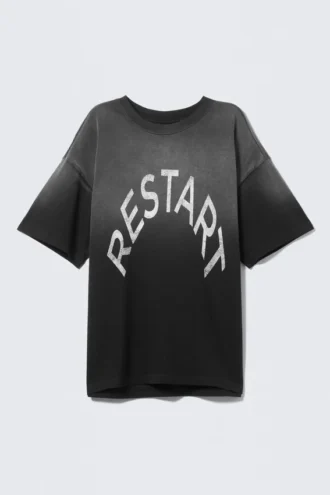 Camiseta con estampados de corte recto – Negro – Restart