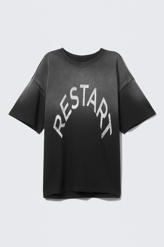 Camiseta con estampados de corte recto – Negro – Restart Camiseta con estampados de corte recto – Negro – Restart