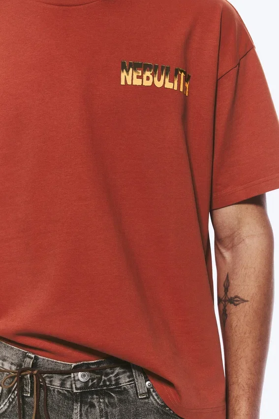Camiseta con estampados de corte recto – Roja – Nebulith Camiseta con estampados de corte recto – Roja – Nebulith