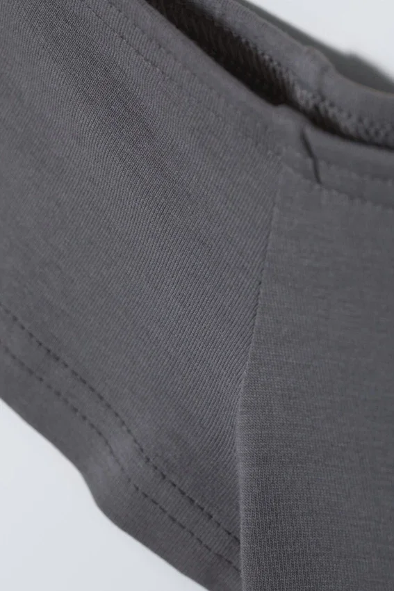 Camiseta con hombros al aire – Gris oscuro Camiseta con hombros al aire – Gris oscuro