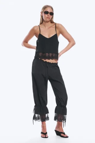 Camiseta corta con ribete de encaje – Negro