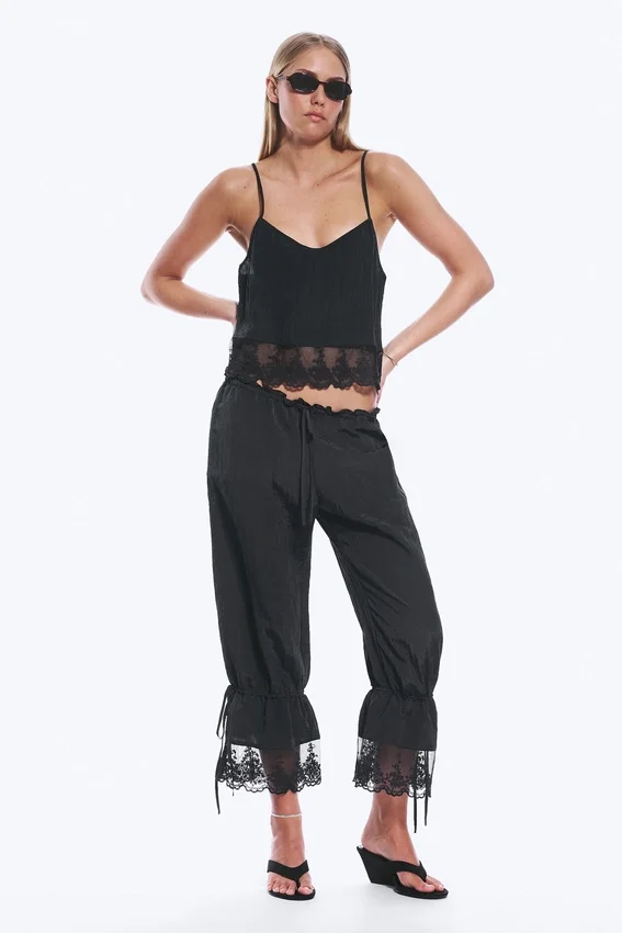 Camiseta corta con ribete de encaje – Negro Camiseta corta con ribete de encaje – Negro