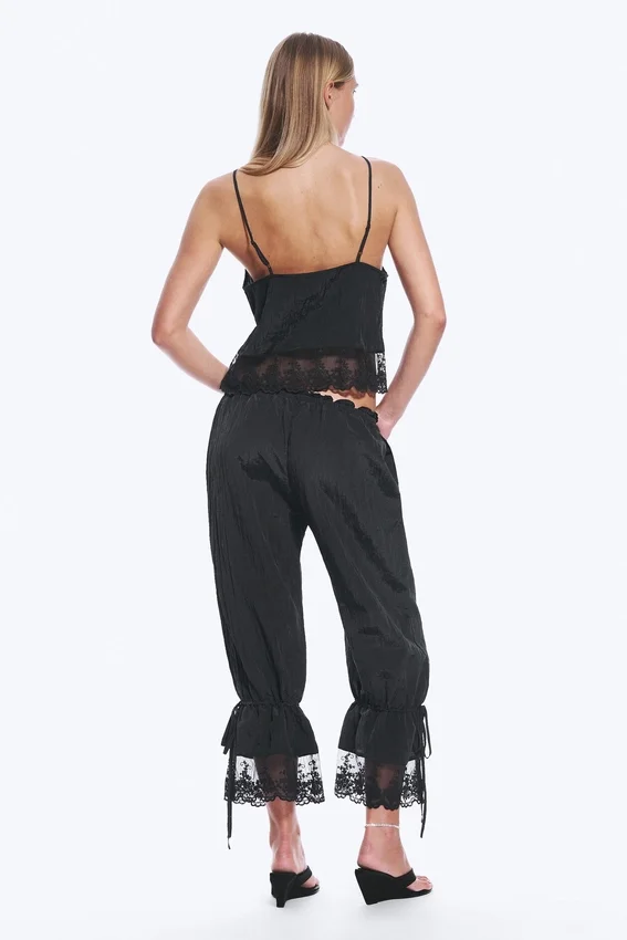 Camiseta corta con ribete de encaje – Negro Camiseta corta con ribete de encaje – Negro