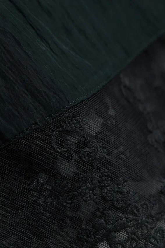 Camiseta corta con ribete de encaje – Negro Camiseta corta con ribete de encaje – Negro