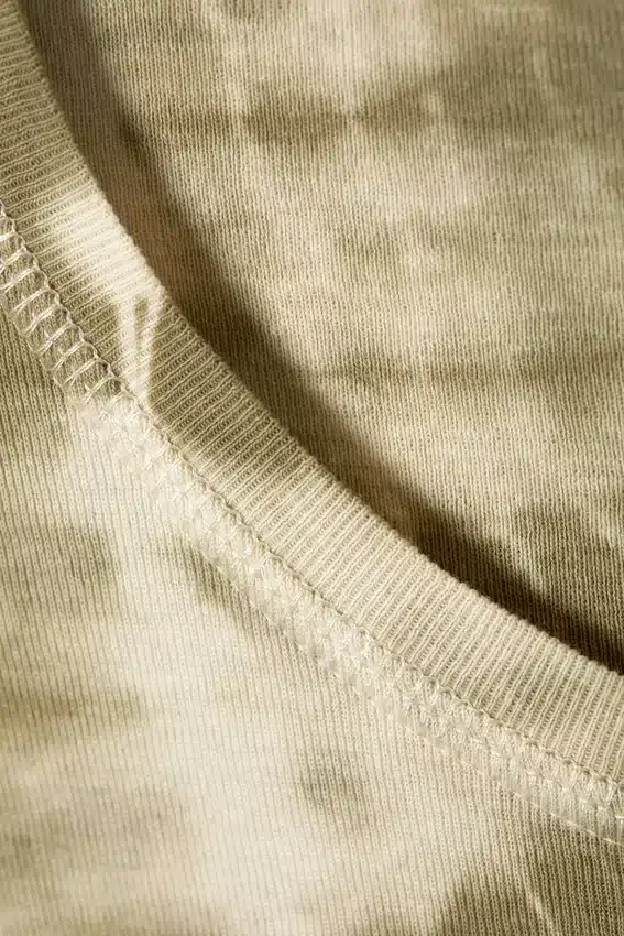 Camiseta corta de algodón acanalado estampada – Verde caqui teñido Camiseta corta de algodón acanalado estampada – Verde caqui teñido