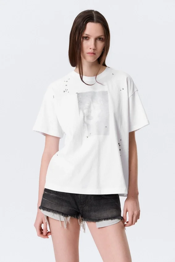 Camiseta cuadrada con estampados y tachuelas – Blanca – Estampado de cara gótica Camiseta cuadrada con estampados y tachuelas – Blanca – Estampado de cara gótica