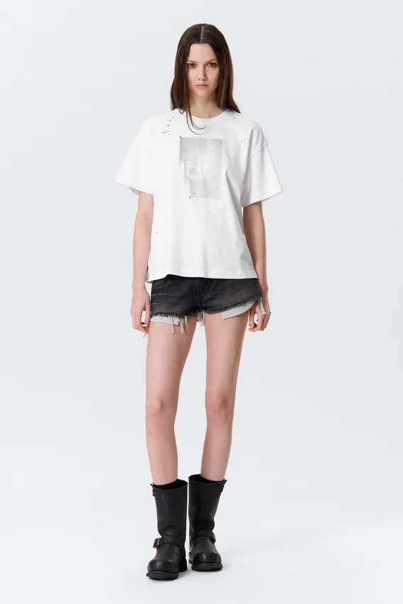 Camiseta cuadrada con estampados y tachuelas – Blanca – Estampado de cara gótica Camiseta cuadrada con estampados y tachuelas – Blanca – Estampado de cara gótica