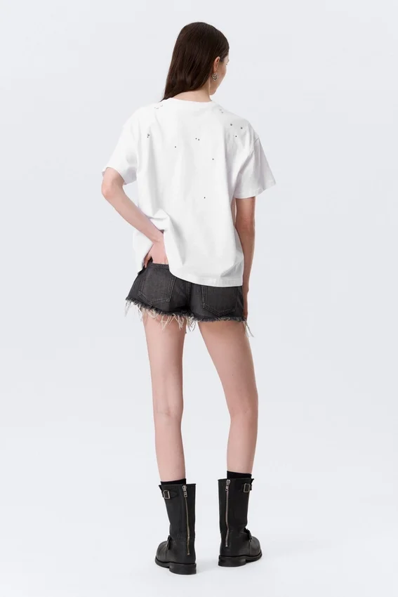 Camiseta cuadrada con estampados y tachuelas – Blanca – Estampado de cara gótica Camiseta cuadrada con estampados y tachuelas – Blanca – Estampado de cara gótica